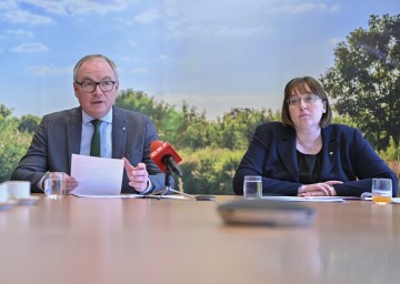 LH-Stellvertreter Stephan Pernkopf mit Doris Stilgenbauer, Abteilungsleiterin Agrarrecht.