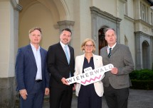 Niederösterreich-Werbung Geschäftsführer Michael Duscher, Wienerwald Tourismus Geschäftsführer Michael Wollinger, Landeshauptfrau Johanna Mikl-Leitner und Bürgermeister Franz Rumpler (v.l.n.r.) beim Tourismusempfang der Region Wienerwald in Berndorf.