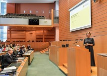 Landeshauptfrau Johanna Mikl-Leitner sprach zu den Teilnehmerinnen und Teilnehmern der Tagung im Sitzungssaal des NÖ Landtages.