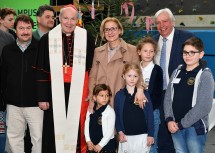 Im Bild von links nach rechts: Ein Strabag-Mitarbeiter, Georg Kroyer von der Strabag, Kardinal Christoph Schönborn, Landeshauptfrau Johanna Mikl-Leitner und Bildungsdirektor Johann Heuras mit Kindern