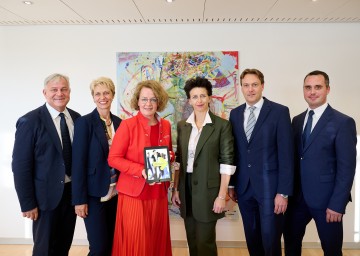 (v.l.n.r.): Direktor Berthold Obermüller (LBS Pöchlarn), Direktorin Belinda Kalab (LBS Eggenburg und Eggenburg/Stockerau), Bildungs-Landesrätin Christiane Teschl-Hofmeister, Direktorin Susanne Zuser (LBS St. Pölten), Direktor Gerald Müllner (LBS Lilienfeld) und Direktor Rainer Leitgöb (LBS Langenlois)