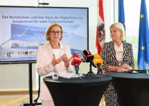 Landeshauptfrau Johanna Mikl-Leitner und Verteidigungsministerin Klaudia Tanner beim Pressegespräch im Haus der Digitalisierung in Tulln.