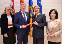 Wechsel in LH-Konferenz und Bundesrat: Die neue Bundesratspräsidentin Margit Göll, der Kärtner Landeshauptmann Peter Kaiser, Landeshauptfrau Johanna Mikl-Leitner und Bundesrätin Claudia Arpa aus Kärnten.