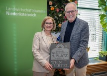 Initiative „Blühendes Niederösterreich“ ehrte die Marktgemeinde Absdorf. Im Bild: Landeshauptfrau Johanna Mikl-Leitner mit Vizebürgermeister Leopold Weinlinger