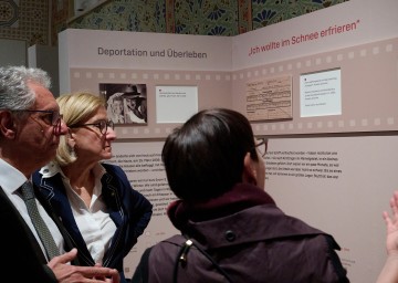 Landeshauptfrau Johanna Mikl-Leitner beim Rundgang durch die Ausstellung „Ich bin ein Österreicher!“ in der Ehemaligen Synagoge St. Pölten.