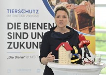 Landesrätin Susanne Rosenkranz bei der Präsentation des "NÖ Tierschützling 2023", heuer unter dem Motto: "Die Bienen sind unsere Zukunft!"
