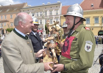 Den Heiligen Florian, der als Schutzpatron der Feuerwehren gilt, überreichten Landeshauptmann Dr. Erwin Pröll und NÖ Landesfeuerwehrkommandant Dietmar Fahrafellner an die Sieger beim 64. NÖ Landesfeuerwehrleistungsbewerb in Retz.