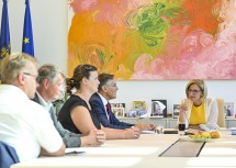 Landeshauptfrau Johanna Mikl-Leitner im Gespräch mit der Abordnung der Gemeinde Strasshof an der Nordbahn.