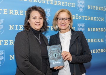 Landeshauptfrau Johanna Mikl-Leitner (rechts) und Autorin Gabriele Rittig mit ihrem neuen Jugendbuch „Temporibus“.