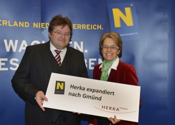 Wirtschafts-Landesrätin Dr. Petra Bohuslav und Mag. Thomas Pfeiffer, Geschäftsführer der Herka GmbH., präsentierten die Sicherung des ehemaligen Eybl-Standortes in Gmünd.