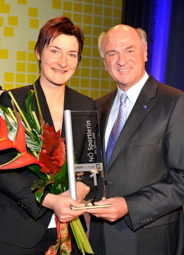 Landeshauptmann Dr. Erwin Pröll mit der NÖ Sportlerin des Jahres 2009 Kathrin Zettel.