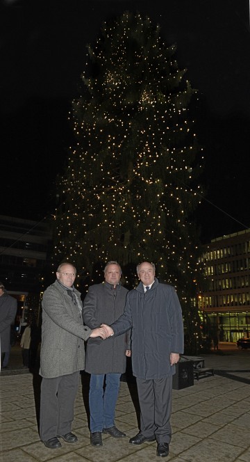 Christbaumilluminierung im Regierungsviertel: Alt-Bürgermeister Karl-Heinz Spring, Bürgermeister Franz Raidl, Landeshauptmann Dr. Erwin Pröll (v.l.n.r.)