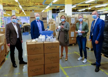 v.l.: Abteilungsleiter Einkauf Christian Schauer, Einkäufer  Johann Steinböck, Landeshauptfrau Johanna Mikl-Leitner, Leiterin Logistikzentrum im UK St. Pölten Jacqueline Brandstetter, Vorstand NÖ LGA Konrad Kogler.