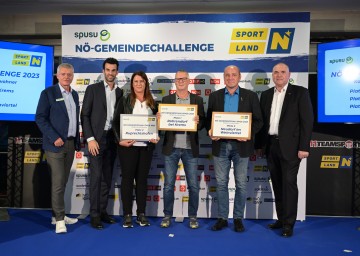 Franz Pichler, Geschäftsführer spusu, mit LH-Stellvertreter Udo Landbauer (li. außen) und Michael Freitag, Geschäftsführer Sodexo Service Solutions Austria GmbH (re.), mit den Gewinnern in der Kategorie „1-2.500 Einwohner“ Martina Stadler, Hannes Lethmayer und Andreas Rindhauser.