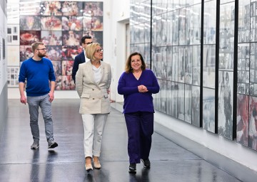 Landeshauptfrau Johanna Mikl-Leitner im Gespräch mit Rita Nitsch während eines Rundgangs im nitsch museum in Mistelbach.