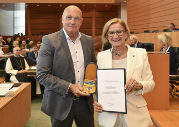 General Hannes Gulnbrein, ehemaliger Leiter des Einsatzkommandos Cobra beim Bundesministerium für Inneres, erhielt das „Silberne Komturkreuz des Ehrenzeichens für Verdienste um das Bundesland Niederösterreich“.