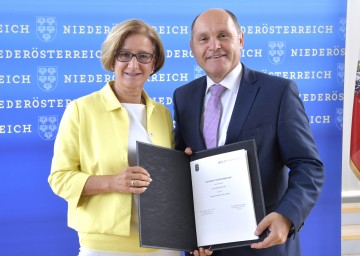 Landeshauptfrau Johanna Mikl-Leitner und Innenminister Wolfgang Sobotka mit der unterzeichneten Sicherheitsvereinbarung zwischen dem Land Niederösterreich und dem Bundesministerium für Inneres (v.l.n.r.)