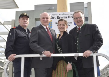 Maibaumfeier im Niederösterreichischen Landhaus in St. Pölten: Karl Enzinger, Kommandant der Betriebsfeuerwehr NÖ Landhaus, Landeshauptmann Dr. Erwin Pröll, Dirndlkönigin Kathrin Patscheider und Franz Grössbacher, Bürgermeister von Frankenfels (von links nach rechts).