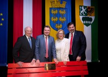 Beim „Karl Schlögl Tratschbankerl“, dem Geburtstagsgeschenk zum 70er (v.l.n.r.): Landeshauptmann a.D. Erwin Pröll, Karl Schlögl, Landeshauptfrau Johanna Mikl-Leitner und der amtierende Bürgermeister von Purkersdorf, Stefan Steinbichler.