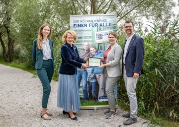 Tutorin Elisabeth Therese Ruckenthaler, Bildungs- und Familien-Landesrätin Christiane Teschl-Hofmeister, Tutorin Romina Wallner und Geschäftsführer der talent 2 talent GmbH, Bernhard Hofer.