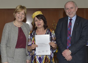 Übergabe der Diplome an die Interkulturellen Mitarbeiterinnen und Mitarbeiter: Bildungs-Landesrätin Mag. Barbara Schwarz, die Interkulturelle Mitarbeiterin Guzal Bruckner-Matkarimova und Mag. Josef Staar, Leiter der Abteilung Schulen und Kindergärten des Landes Niederösterreich. (v.l.n.r.)