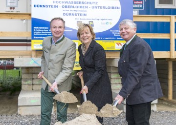 Spatenstich für Hochwasserschutzprojekt in Dürnstein: Landesrat Dr. Stephan Pernkopf, Landesrätin Mag. Barbara Schwarz und Bürgermeister Ing. Johann Schmidl. (v.l.n.r.)