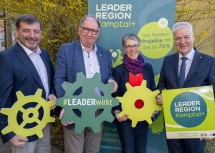 Tour-Start in Gföhl: Josef Edlinger, Obmann der LEADER-Region Kamptal, Karl Elsigan, Bürgermeister Allentsteig, Danja Mlinaritsch, Geschäftsführerin LEADER-Region Kamptal, und Landesrat Anton Kasser.