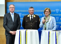 Dankten den Feuerwehren für die Einsatz- und Hilfsbereitschaft: LH-Stellvertreter Stephan Pernkopf, Landeshauptfrau Johanna Mikl-Leitner und Landesfeuerwehrkommandant Dietmar Fahrafellner