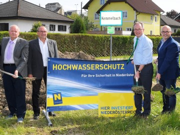 GfGR Herbert Grillhofer, GfGR Manfred Schwarzl, LH-Stellvertreter Dr. Stephan Pernkopf und Bürgermeister Otto Jäger beim Spatenstich für den Hochwasserschutz in Kemmelbach. (v.l.n.r.)