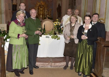 Im Bild von links nach rechts: Elisabeth Pröll, Winzer-Obmann Stefan Pammer, Landeshauptmann Dr. Erwin Pröll, Bezirkshauptmann Dr. Elfriede Mayrhofer, Pfarrer Gottfried Waser, Weinprinzessin Carina Högl, Vizebürgermeister Herbert Haslinger.