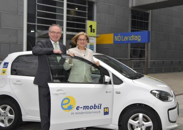 Beschaffungsaktion für Elektro-Autos: Landeshauptfrau Johanna Mikl-Leitner mit LH-Stellvertreter Stephan Pernkopf.