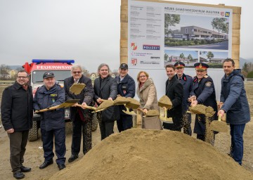 Landeshauptfrau Johanna Mikl-Leitner beim Spatenstich mit u. a. Bürgermeister Heinrich Brustbauer (4. v. r.), Landespolizeidirektor Franz Popp (2. v. r.) und Architekt Horst Kottbauer.