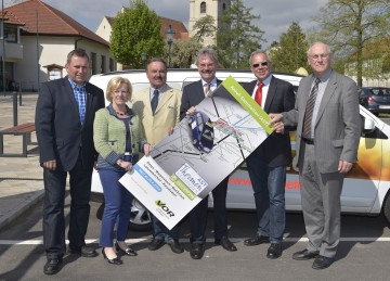 Landesrat Mag. Karl Wilfing bei der Präsentation des Anruf-Sammeltaxis (AST) für die Thermenumlandgemeinden Pitten, Bad Erlach, Lanzenkirchen und Katzelsdorf. Der Termin für den Start dieses neuen Mobilitätsangebotes ist der 25. April.