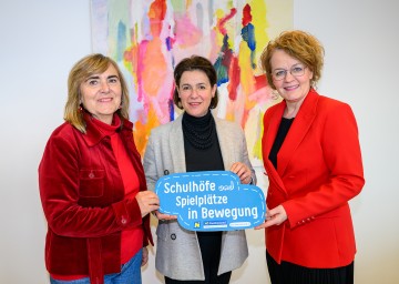 (v.l.n.r.): Vesna Urlicic vom Projektteam Spielplatzbüro der NÖ Familienland GmbH, NÖ Familienland GmbH-Geschäftsführerin Barbara Trettler und Familien-Landesrätin Christiane Teschl-Hofmeister.