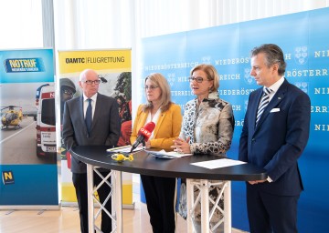 ÖAMTC-Flugrettungs-Geschäftsführer Reinhard Kraxner, Landesrätin Ulrike Königsberger-Ludwig, Landeshauptfrau Johanna Mikl-Leitner und ÖAMTC-Direktor Oliver Schmerold informierten zur Flugrettung am Stützpunkt Krems-Gneixendorf (v.l.n.r.)