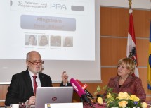 Bei der Pressekonferenz zum Entfall des Pflegeregresses und der Bilanz der NÖ Patienten- und Pflegeanwaltschaft im Bereich der Langzeitpflege: Patientenanwalt Gerald Bachinger und Sozial-Landesrätin Barbara Schwarz (v.l.n.r.)