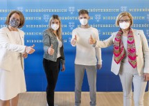 Von links nach rechts: Landesrätin Christiane Teschl-Hofmeister, Helene Ekker und Jakob Lampel (absolvieren derzeit die Ausbildung zur Pflegefachassistenz), Landeshauptfrau Johanna Mikl-Leitner.