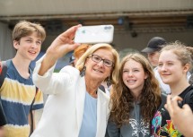 Landeshauptfrau Johanna Mikl-Leitner nahm sich noch Zeit für Selfies mit den Schülerinnen und Schülern.