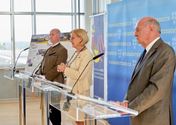 Bei der Pressekonferenz (von links): Bürgermeister Martin Bruckner, Landeshauptfrau Johanna Mikl-Leitner und Landeshauptmann a. D. Erwin Pröll.