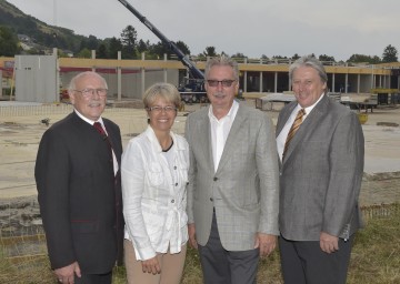 Neues Fachmarktzentrum und neue Wohnhausanlage für Hainburg: Bürgermeister Josef Zeitelhofer, Landesrätin Dr. Petra Bohuslav, Geschäftsführer Eduard Halmschlager und Baumeister Ing. Alfred Graf von der GEDESAG informierten (v.l.n.r.)