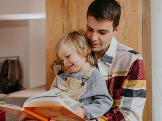 Vater liest Kind ein Kinderbuch vor