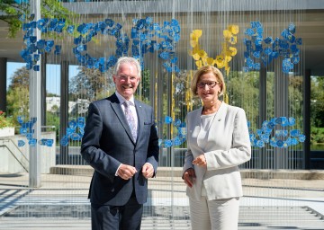 Landtagspräsident Karl Wilfing und Landeshauptfrau Johanna Mikl-Leitner vor der Perceptual Art-Installation vor dem Forum Landtag.