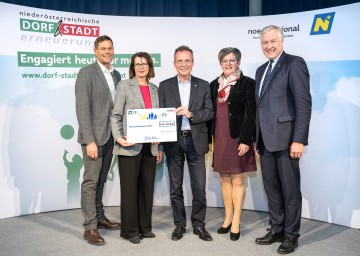 Landesrat Martin Eichtinger (re. Außen) bei der Scheckübergabe von 150.000 Euro mit (v.l.n.r.) Walter Kirchler (Geschäftsführer NÖ.Regional), Obfrau Maria Forstner (Verein der NÖ Dorf- und Stadterneuerung), Hubert Trauner (Leiter des Fachbereiches Dorf- und Stadterneuerung, Ortskernbelebung der NÖ Landesregierung) und Christine Schneider (Geschäftsführerin NÖ.Regional).