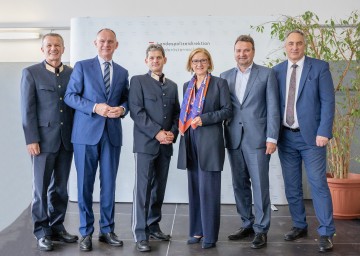 Landespolizeidirektor Franz Popp, Bundesminister Gerhard Karner, der Pressbaumer Polizeikommandant Lars Haslinger, Landeshauptfrau Johanna Mikl-Leitner, Bundesminister a.D. Karl Schlögl und Bürgermeister Josef Schmiedl-Haberleitner (v.l.n.r.) bei der offiziellen Eröffnung der Polizeiinspektion Pressbaum. 