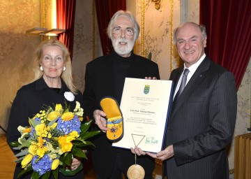 \"Goldenes Komturkreuz\" des Landes NÖ überreicht: Landeshauptmann Dr. Erwin Pröll mit Prof. Michael Haneke und dessen Gattin Susanne Haneke.
