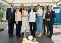 Bernd von Droste zu Hülshoff (links), Ruth Pröckl (2. v. l.), Landeshauptfrau Johanna Mikl-Leitner (4. v.l.) und Klubobmann August Wöginger (rechts) übergaben die Urkunde an Vertreter aus Pöchlarn.
