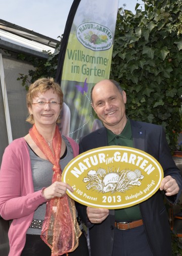 Elisabeth Koppensteiner, Geschäftsführerin von GARTENleben, nahm die Auszeichnung Goldener Igel von Landeshauptmann-Stellvertreter Mag. Wolfgang Sobotka entgegen.