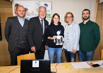 Bürgermeister Klaus Schneeberger (2.v.l.) und Landeshauptfrau Johanna Mikl-Leitner (2.v.r.) überzeugten sich bei "Science Fair Niederösterreich" von den Leistungen der Schülerinnen und Schüler.