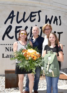 Als 100.000ste Besucherin der diesjährigen NÖ Landesausstellung begrüßte Landeshauptfrau Johanna Mikl-Leitner (Zweite von rechts) Ulrike Koppensteiner mit ihrem Mann Anton und ihrer Tochter Johanna.