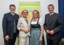 Von links nach rechts: Landarbeiterkammer-Präsident Andreas Freistetter, Landeshauptfrau Johanna Mikl-Leitner, Vizepräsidentin Judith Hartl, Vizepräsident Franz Sigl.